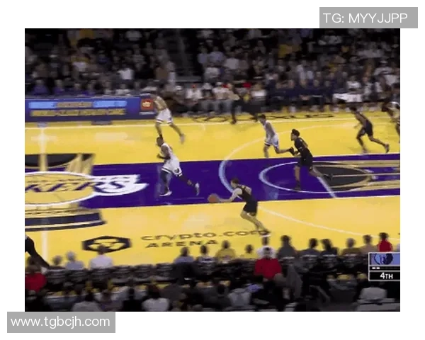 里夫斯长传前场 詹姆斯空接上篮打进 里夫斯长传前场 詹姆斯空接上篮打进