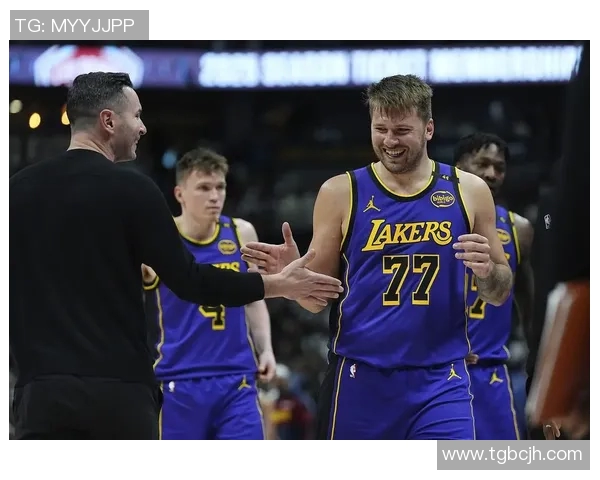 喜剧效果这不就来了嘛！克内克特大空位三分丝滑出手 结果三不沾